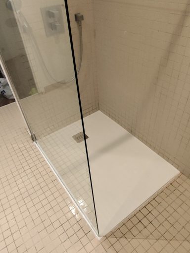 Remplacement receveur de douche avec sa paroi en verre Douche moderne avec parois en verre et receveur blanc sur un sol carrelé.